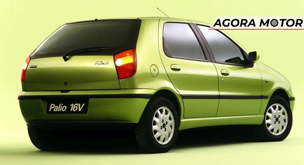 Fiat Palio verde parado de costas.