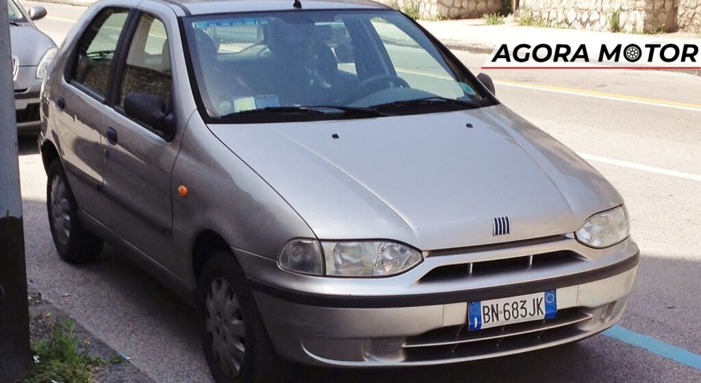 Fiat Palio prata parado de frente.