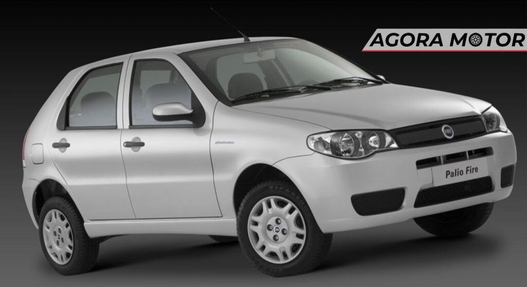 Fiat Palio branco parado de lado.