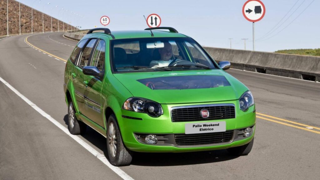 palio weekend eletrico verde na estrada