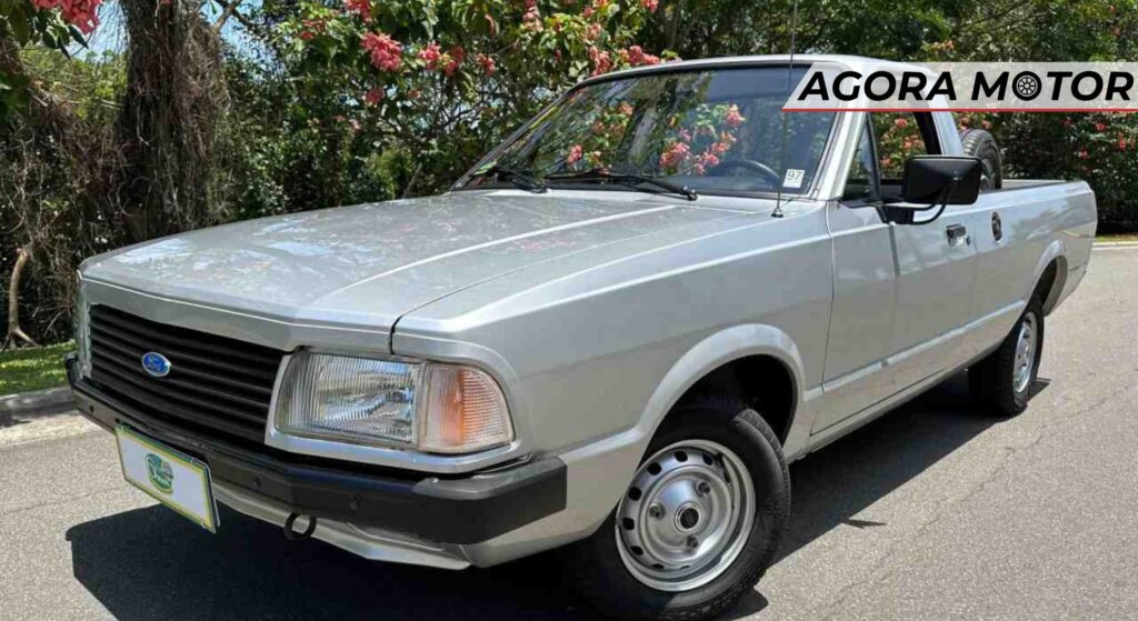 Ford pampa prata parado na diagonal.