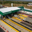 Um pedágio funcionando.