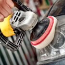 Polindo farol de carro.