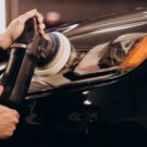 Polindo farol de carro.