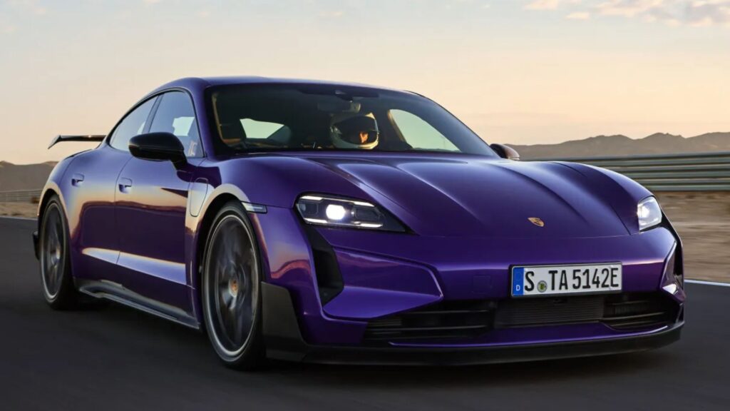 Porsche Taycan GT roxa acelerando na estrada.