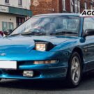 Ford Probe azul parado na diagonal.
