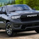 Ramcharger preta na estrada.