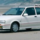 Renault 19 branco parado na diagonal.