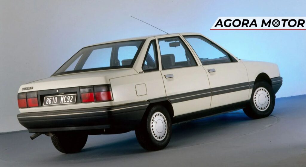 Renault 21 branco parado na diagonal.