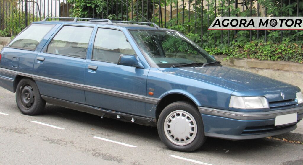 Renault 21 azul parado de lado.