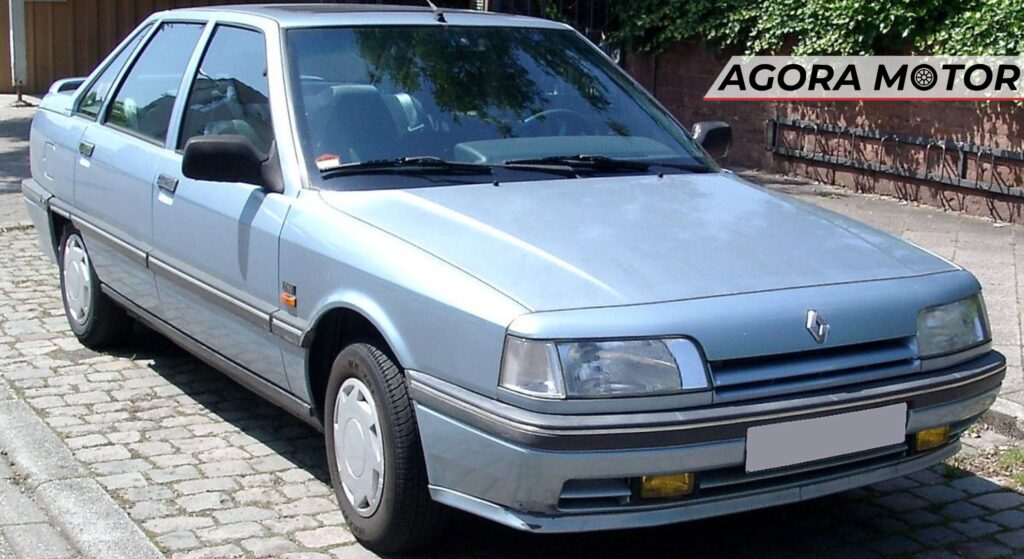 Renault 21 prata parado na diagonal.