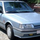 Renault 21 prata parado na diagonal.