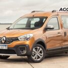 Renault Kangoo laranja parado na diagonal.