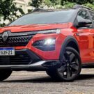 Renault Kardian laranja na diagonal.