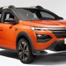 Renault Kardian laranja no fundo branco.