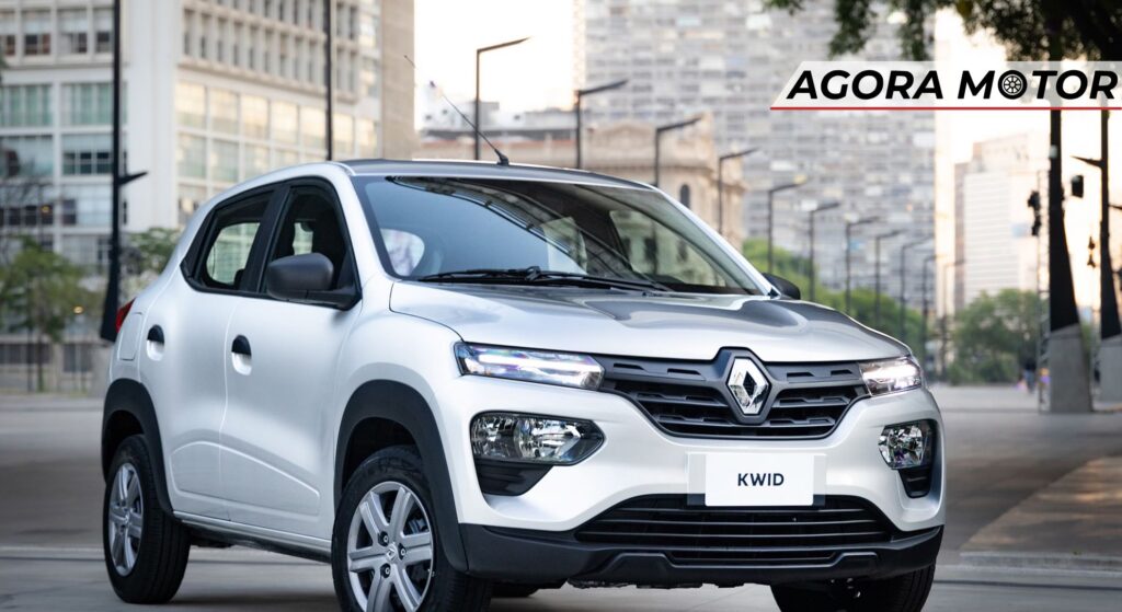 Renault Kwid prata parado na diagonal.