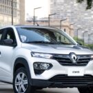 Renault Kwid prata virando a esquina.
