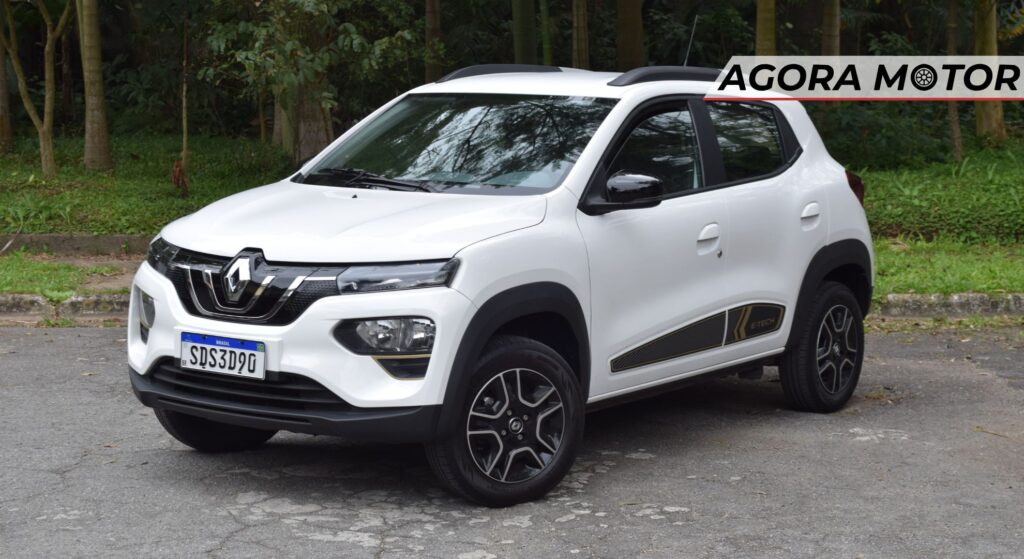 Renault Kwid branbco parado na diagonal.