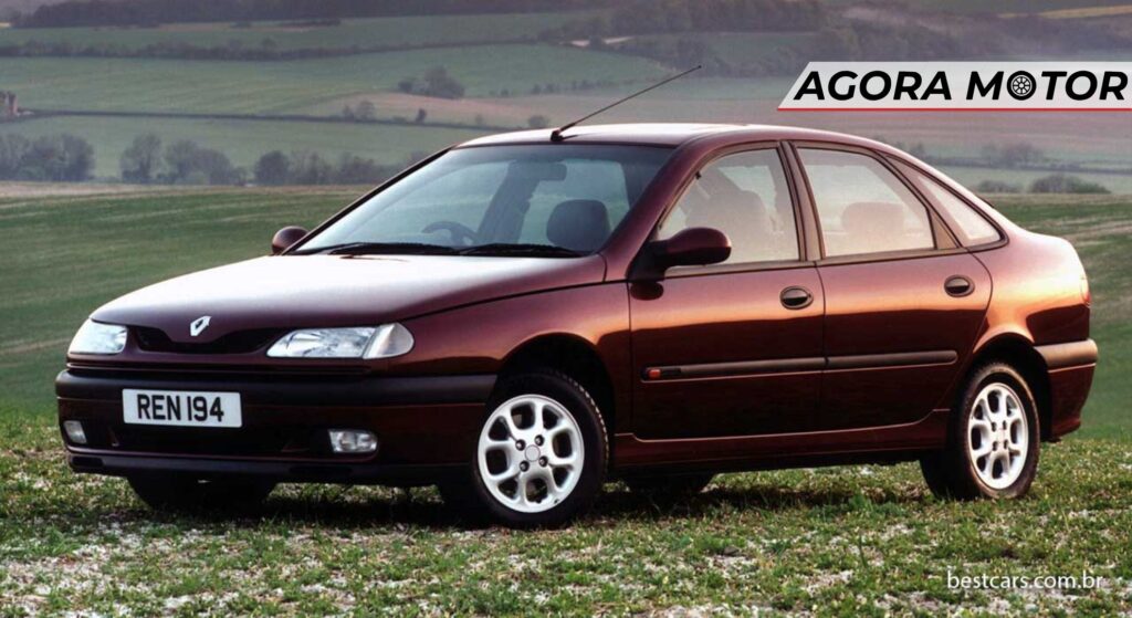 Renault Laguna vermelho parado na diagonal.