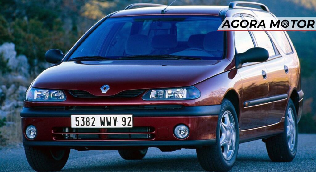 Renault Laguna vermelho parado de frente.