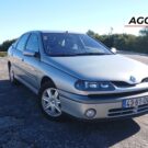 Renault Laguna prata parado na diagonal.