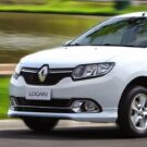 Renault Logan branco em velocidade.