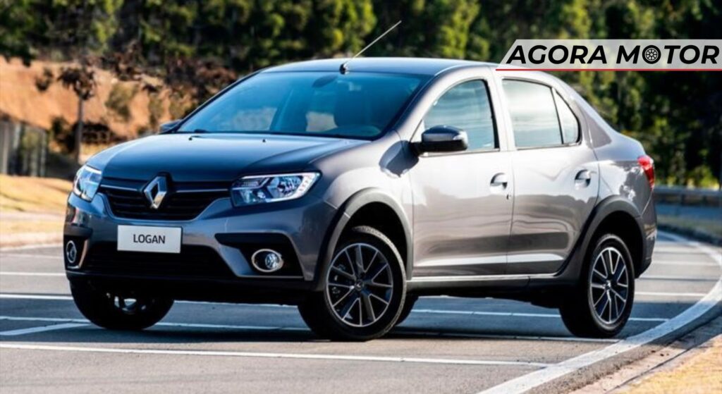 Renault Logan prata parado na diagonal.