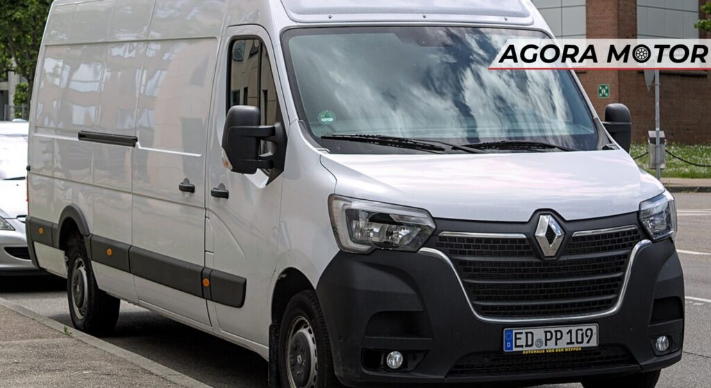 Renault Master branco parado de frente.
