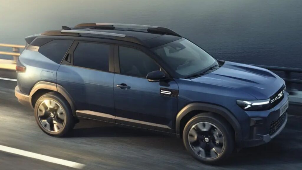 Novo Renault Boreal azul na estrada.