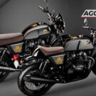 Duas Royal Enfield parada na diagonal.