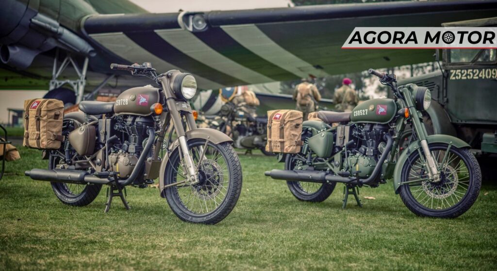 Duas Royal Enfield paradas.