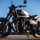 Royal Enfield Shotgun 650 preto parado de lado.