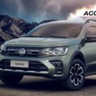 Volkswagen Saveiro verde parado na diagonal.