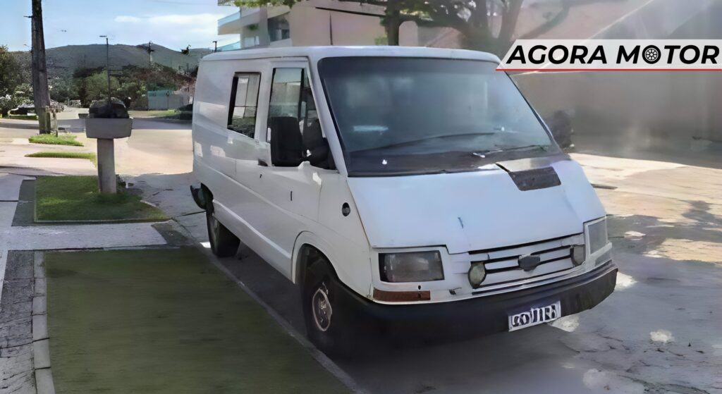 Chevrolet Space Van branco parado na diagonal.