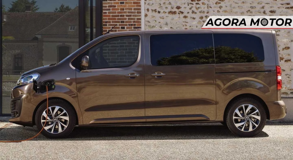 Chevrolet Space Van marrom parado de lado.