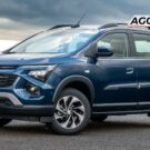 Chevrolet Spin azul parado na diagonal.