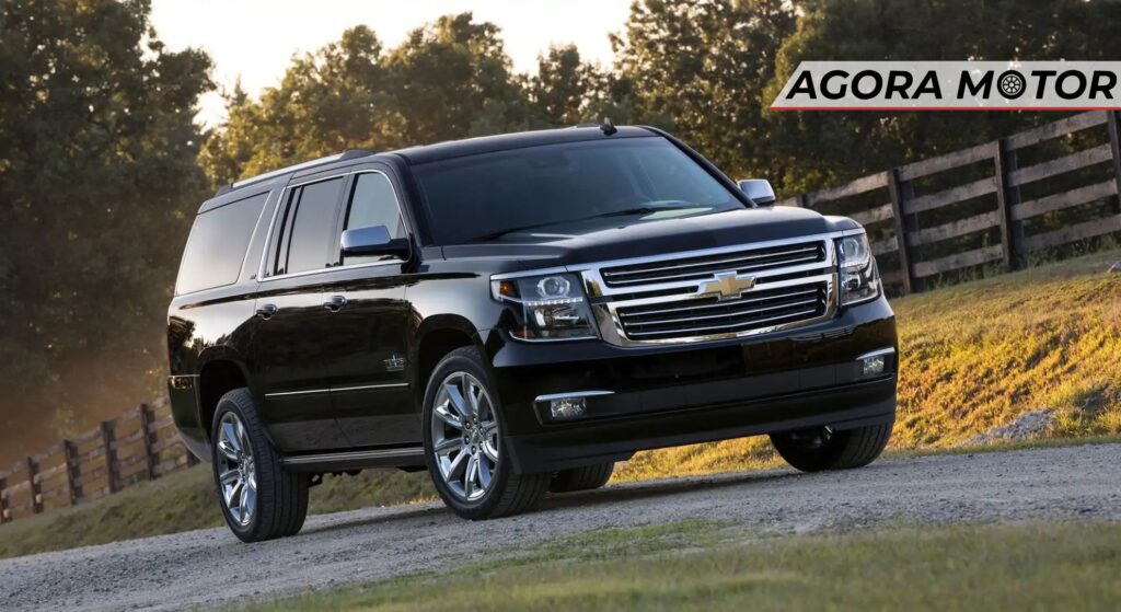 Chevrolet Suburban parado de frente.