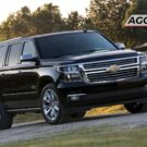 Chevrolet Suburban parado de frente.