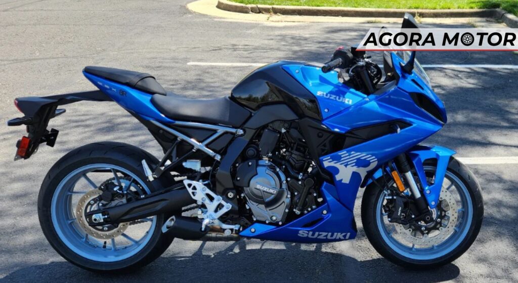 Suzuki GSX-8R azul parada de lado.