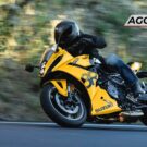 Suzuki amarela em velocidade.