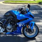 Suzuki GSX 8R azul parada de lado.