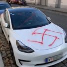 Vandalismo em carro da Tesla.