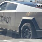 Tesla com vandalismo.