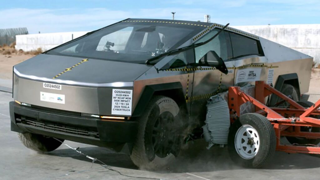 Tesla Cybertruck no teste de colisão.