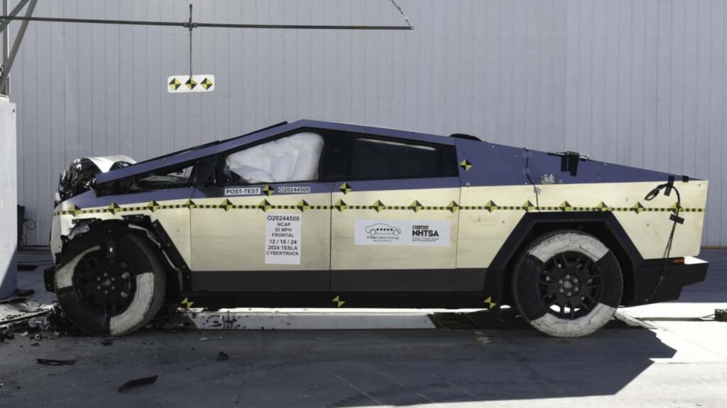 Tesla Cybertruck fazendo testes de colisão batendo de frente.