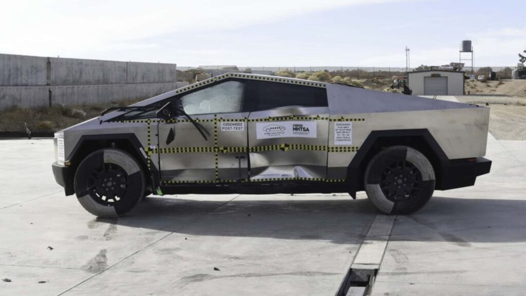 Tesla Cybertruck todo batido por causa do teste de colisão.