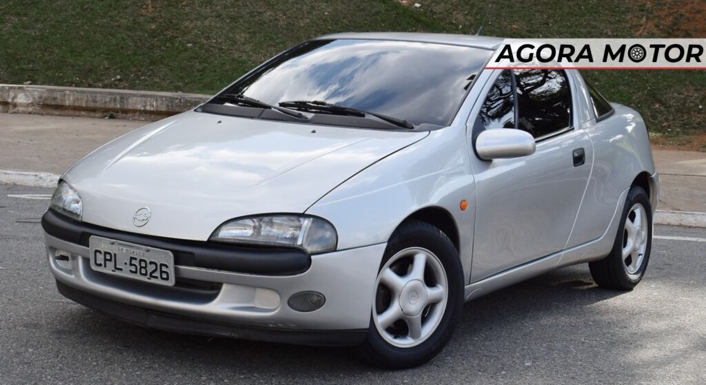 Chevrolet Tigra prta parado na diagonal.