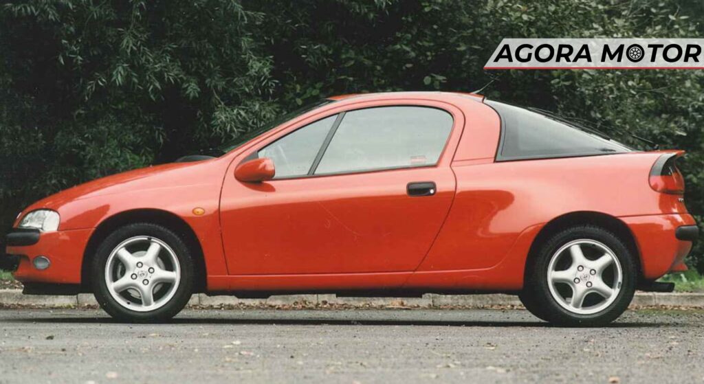 Chevrolet Tigra vermelho parado de lado.