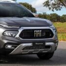 Fiat Toro cinza parado na diagonal.