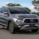 Fiat Toro cinza parado na diagonal.